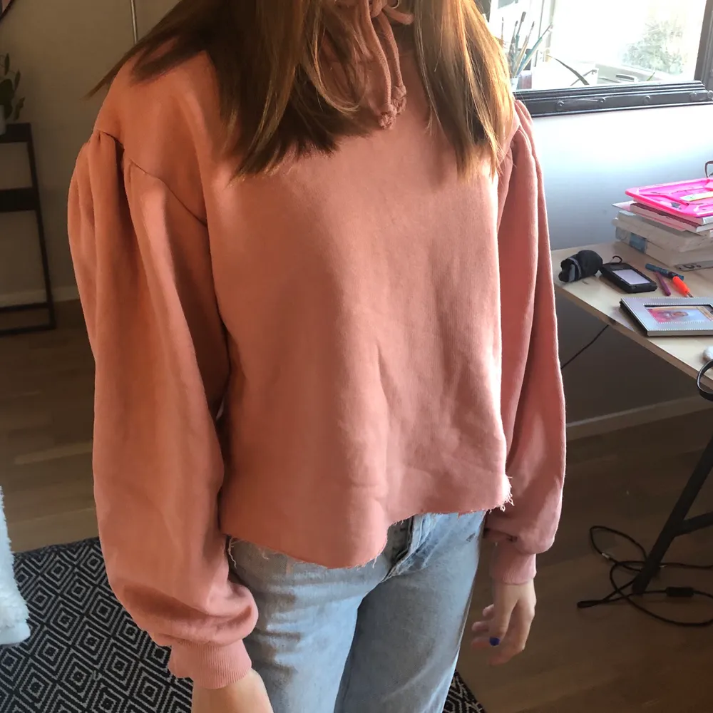 En jättefin rosa hoodie använd ett få tal gånger. Storlek XS/S men passar även M. I fint skick💖💖. Hoodies.