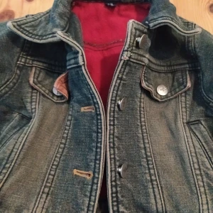 Tjockare jeansjacka ca strl 74-86 - Rätt så tjock, storleken är uppskattningsvis.