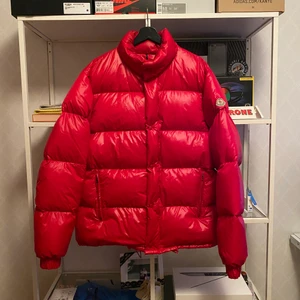 Moncler Venice - Storlek 6 (XXL) 7.5/10 skick pga spår av användning, inga hål utan endast små fläckar. Jackan är vintage vilket betyder att varken scan kod eller kvitto finns/kan visas.