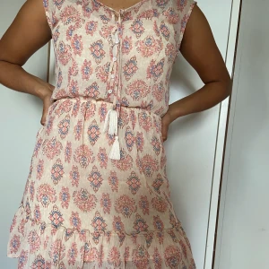 sommarklänning från Hollister  - lätt sommarklänning med fint mönster från Hollister, den har varit älskad, stor för att vara stl S