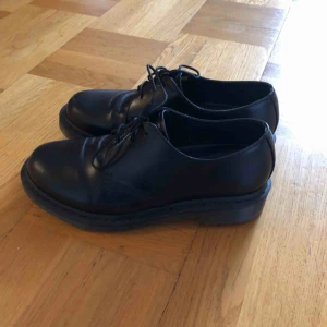  - Underbara låga dr martens. Endast provade och använda 1 gång. Storlek 39. Frakt tillkommer!