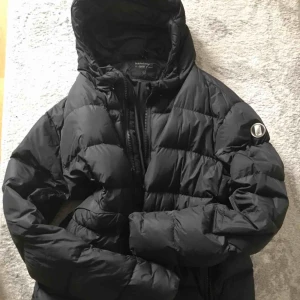  - En mycket snygg äkta dunjacka i peak , inköpt för 4900kr Fint skick! 