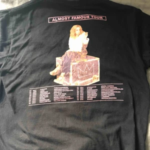 - HOV1 merch från deras tour ”almost famous tour” Väldigt bra skick Frakt tillkommer  Storlek M