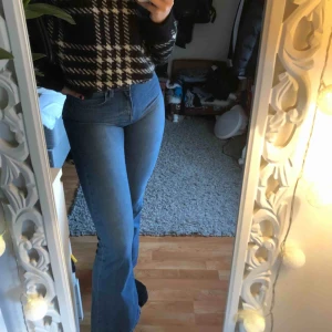  - Ett par flare jeans från H&M i ett fint skick. Storleken är 34. Köparen står för kostnaden av frakten! 