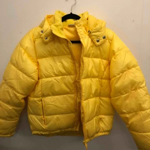  - Gul vinterjacka ✨ Storlek 170, skulle säga att den sitter som en M! Varm! 