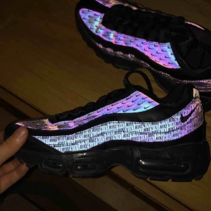  - Unika Nike Air 95 med reflex som jag tyvärr inte har fått så mycket användning av. Har använt de max 5-6 gånger så de är i bra skick. Nypris var 1500 när jag köpte dem för ca 1 år sen. Möts upp i Växjö, men kan bjuda på frakten vid snabb affär 💌