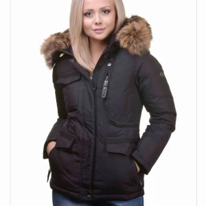  - Jacka från Hollies (modellen heter Livigno). Storlek 38 men den är liten i storlek så passar perfekt på mig som normalt har S. Jättevarm och skön, knappt använd så i perfekt skick. Inköpspris 3500kr