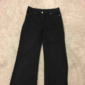  - Svarta raka jeans från Monki. Kan ej användas av mig då de är för små. Uppsydda ben till mig som är 164 cm.  Klassiska och snygga.
