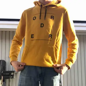 En gul hoodie från H&M som jag säljer för att jag inte använder den längre🙌🏻✨I bra skick storlek S. Frakt tillkommer!!
