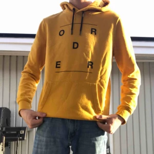  - En gul hoodie från H&M som jag säljer för att jag inte använder den längre🙌🏻✨I bra skick storlek S. Frakt tillkommer!!