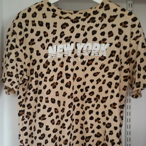  - Klänning från h&m, ganska ny och passar jättefint med vita sneakers. Möter köparen i Växjö! :)