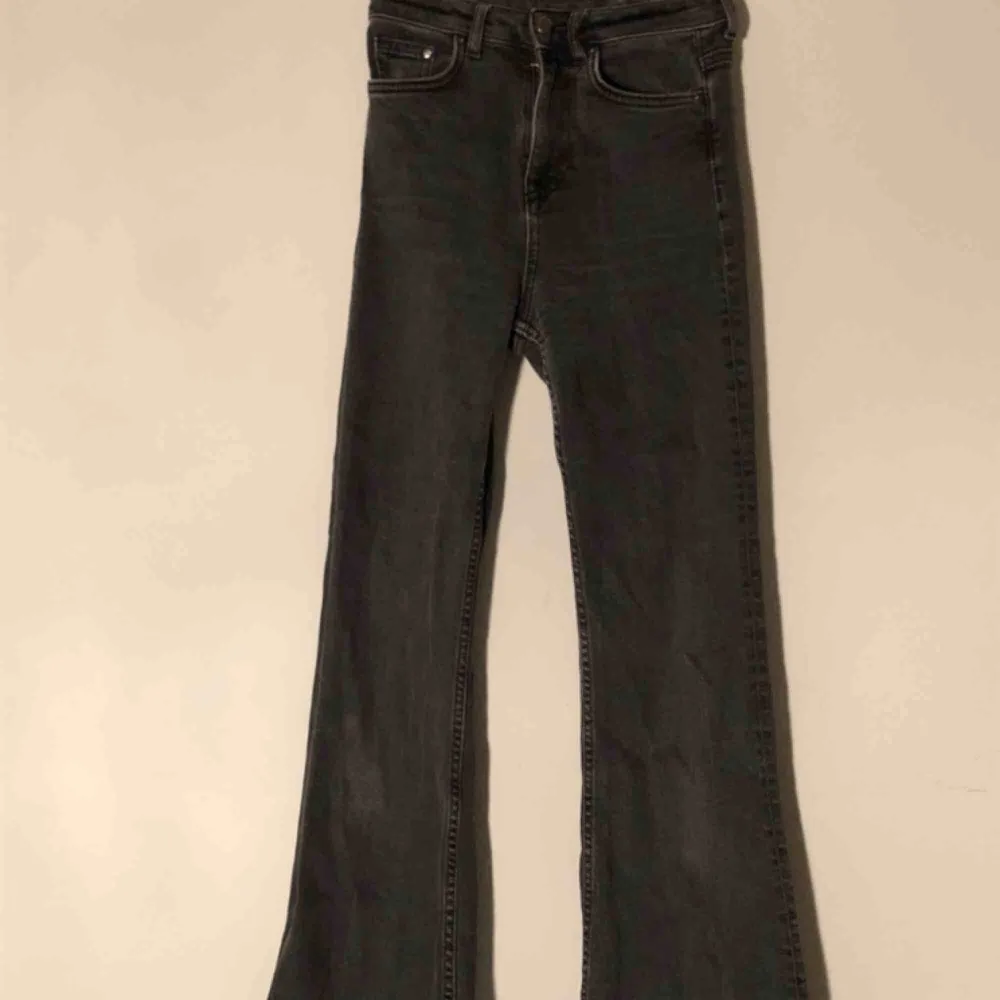 Perfekta flare/bootcut jeans från h&m🧚🏼‍♀️ Säljer pga försmå🥺 ser väldigt små ut på bild, men de är sjukt stretchiga så formar sig efter kroppen🧡🥰 coolt med fransar längst ner & jättehög midja😍🙏🏻 köparen står för frakten!. Jeans & Byxor.