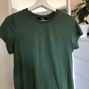  - ⭐️Skitsnygg, militärgrön, basic t-shirt från Bikbok säljes pga vuxit ur ⭐️