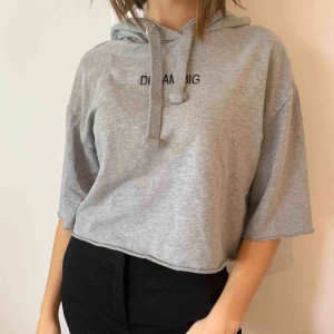  - Sportig tunnare hoodie! Perfekt att träna i. Säljs pga att jag inte använder den längre. Köpare står för frakt:)