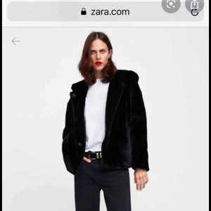  - Skön och lite oversized pälsjacka från zara. Inköpt förra vintern. Mjuk och gosig. Med luva.