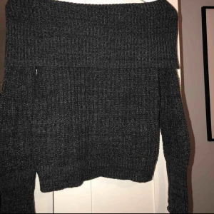  - Stickad off shoulder tröja från Hollister 