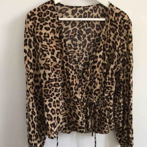  - Leopardmönstrad omlottblus från H&M. Bortklippt lapp men är storlek 40, passar även 38. 