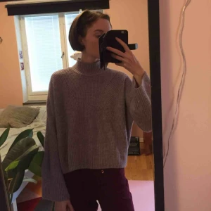  - Lavendelfärgad stickad hösttröja, snygg modell: lagom kort med lite utsvängda armar. Jätteskön, varm och sticks inte alls. 