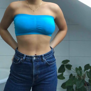  - En blå bandeau från ett märke som inte finns i Sverige, köpt i Kanada! Funkar bra under andra plagg eller som en fest-överdel med ett par högmidjade jeans!