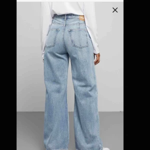  - Weekday jeans i modellen Ace. Svinsnygga och bekväma, tyvärr för stora för mig därför säljer jag dom nu. ENDAST ANVÄNDA 2 GÅNGER!!