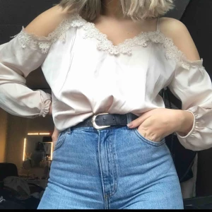  - Jätte fin linne/långärmad med spetskant! Nästan nyskick:) Säljer eftersom den är för stor för mig  Köparen står för frakten