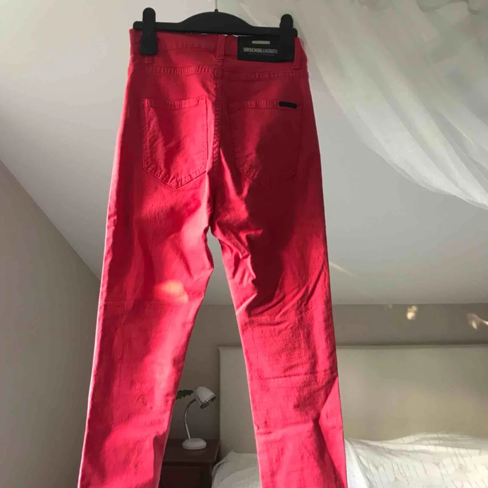 Skitsnygga högmidjade jeans från drdenim som formas jättesnyggt efter kroppen! Härlig röd färg  och i mycket bra skick🍂💋 frakt 54kr. Jeans & Byxor.