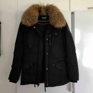  - Min superfina hollies montana i stl 36. Använt skick men ingenting sönder, tvättas innan frakt!