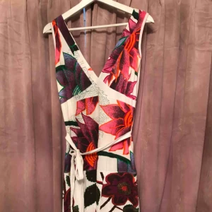  - Kort fin klänning från desigual. Med vringning både ifram och bak. Kan fixa fler bilder om de önskas