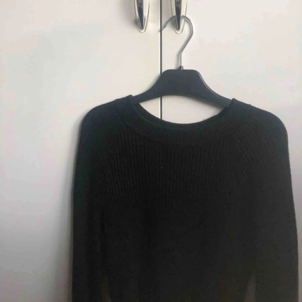 En svart långärmad tröja med något högre krage och i ribbat material. Perfekt som basplagg! . Tröjor & Koftor.