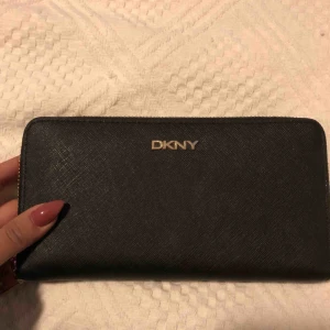 - Säljer min Dkny plånbok pga av att jag inte använder den längre. Den är fortfarande i bra skick. Nypris 1399kr Mitt pris 450kr 
