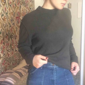  - Brun/grön stickad varm hösttröja fråm filippa K. Står storlek Xs för att de är en man tröja. Bra skick! 