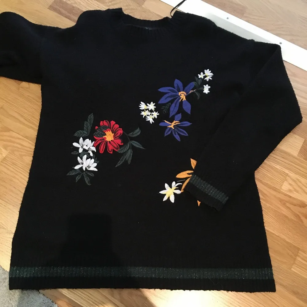 Stickad tröja från Gina Tricot med broderade blommor . Stickat.