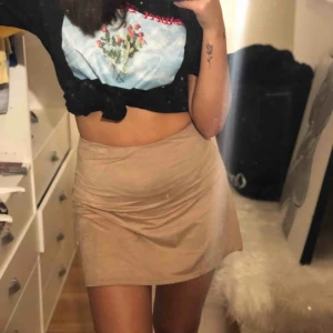  - Fejk-mocka kjol som är lite flair nedtill! Dm vid intresse 🥰
