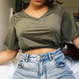  - Grön tröja. Kan spännas åt i midjan. Bra skick