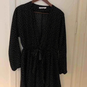  - MÖRK marinblå prickig klänning från chiquelle som man kan knyta på diverse olika sätt