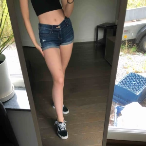  - Super sköna mörkblåa shorts från abercrombie and fitch med slitningar i ”barnstorlek” 13-14. Men skulle säga att de passar som en XS eller W25. Kan mötas upp i Stockholm eller så står köparen för frakt