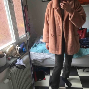  - Ovanlig rosa fuskpäls med stora knappar (trendigt just nu) köpt på second hand men ändå bra skick