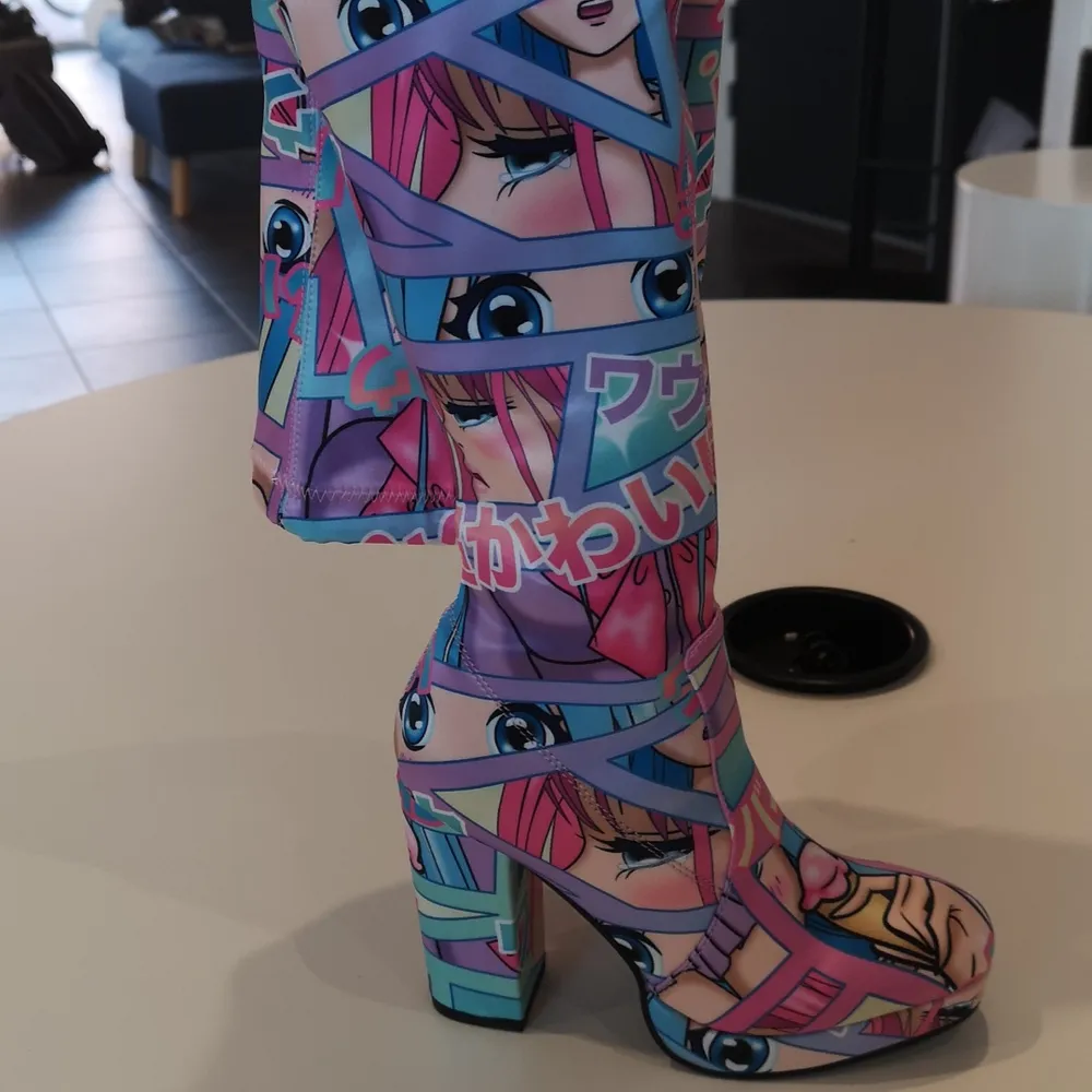 I just got these awesome shoes but sadly they're not my size. I bought them for around 1000 kr so I think my price is reasonable though its negotiable. I just don't want them standing around collecting dust <3. Skor.
