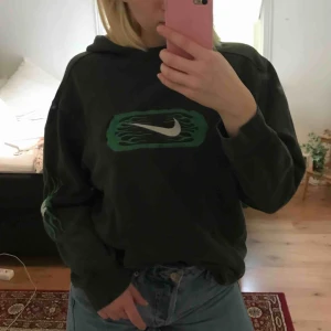  - Grön hoodie med Nike märken på ena armen och bröstet. Köpt från second hand innan och är i ganska använt skick! Frakten ingår i priset☺️💘