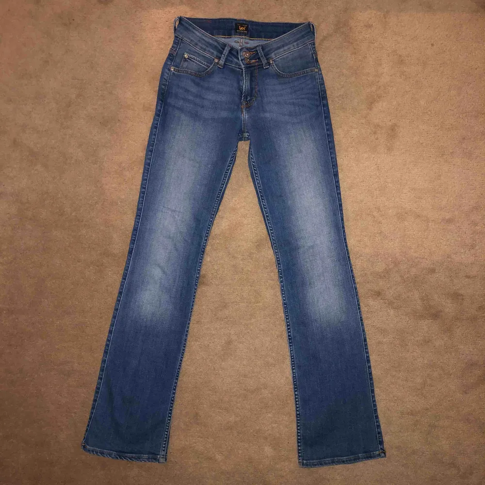 Mörkblå bootcutjeans från Lee i bra skick. De är gjorda i stretchigt jeansmaterial, har medelhög midja och fickor bak och fram. Ev. Fraktkostnad står köpare för!. Jeans & Byxor.