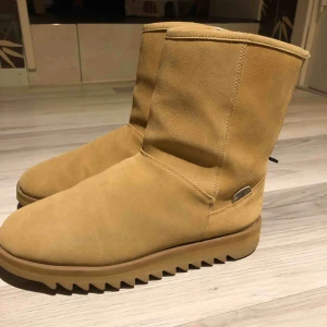  - Fina vinterskor , använt 8 gånger från förra vintern är jättevarma   