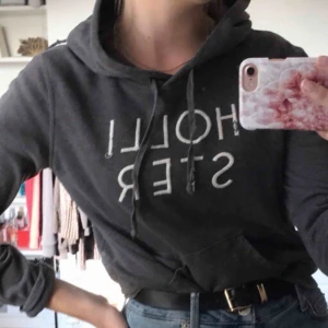  - Grå hoodie från Hollister. Den sitter lite lösare på mig som har S. Den har trådat upp sig lite (se sista bilden) men är annars i fint skick!  Kan mötas upp i Sundsvall annars står köpare för frakt.