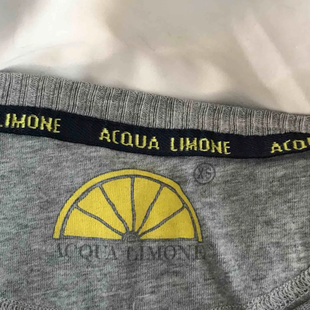 Grå t-shirt från Aqua Limone, storlek XS. . T-shirts.
