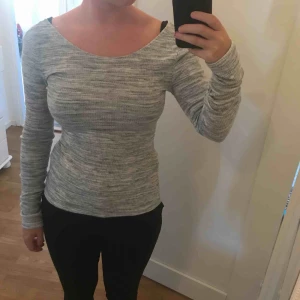  - Tröja från bikbok med öppen rygg, storlek s 100kr+frakt