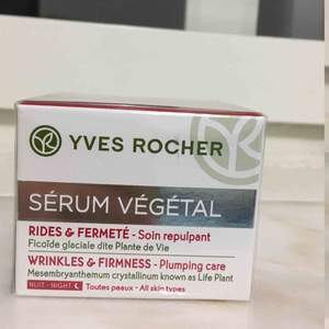 Säljer en oöppnad, paketerad Serum Vegetal från Yves Rocher. Märket är känd för sina naturliga ingredienser och bra resultat som arbetar mot rynkor, ger en klar och ung hy samt lyster till huden.   Nypris: 599kr  säljer nu för 100kr 