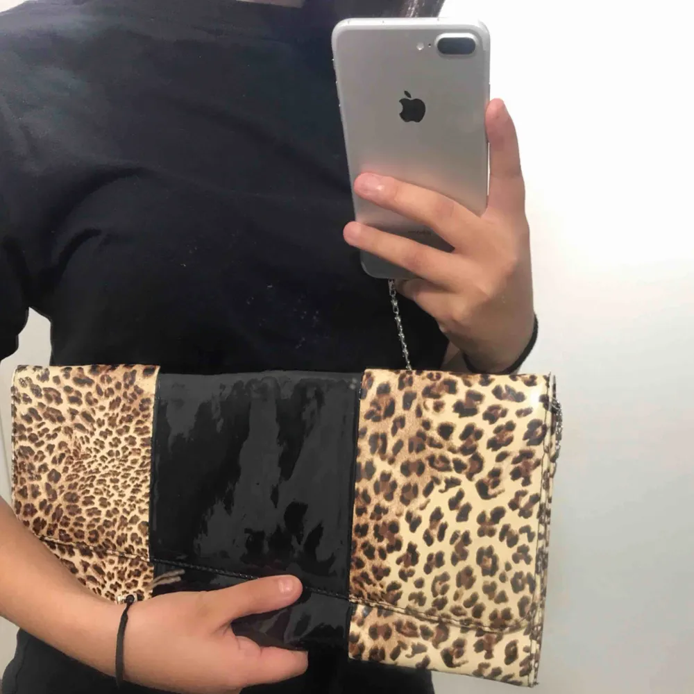 SUPERsnygg festlig väska i leopard mönstring av lack. Nästan aldrig använd. Väskor.