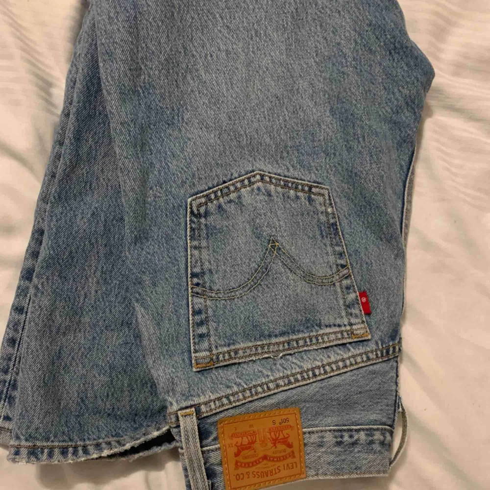 Ett par riktigt snygga Levis 501. Användbara och snygga till allt men tyvärr fick jag dom i fel storlek därav helt oanvända och till ett riktigt bra pris 🌸🌸 FRAKT INGÅR I PRISET . Jeans & Byxor.