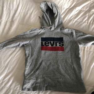 Hej! Levis hoodie i storlek S Dam, använd 1 gång. Som ny. 250 kr, köparen står för frakt! 