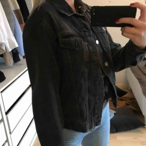  - jeansjacka från ginatricot , skön, frakt ca 80kr kan bli mindre