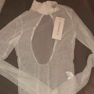 - Vit transparent body med öppen rygg från chiquelle. Helt oanvänd med prislapp kvar. Storlek S. Köparen står för frakt.